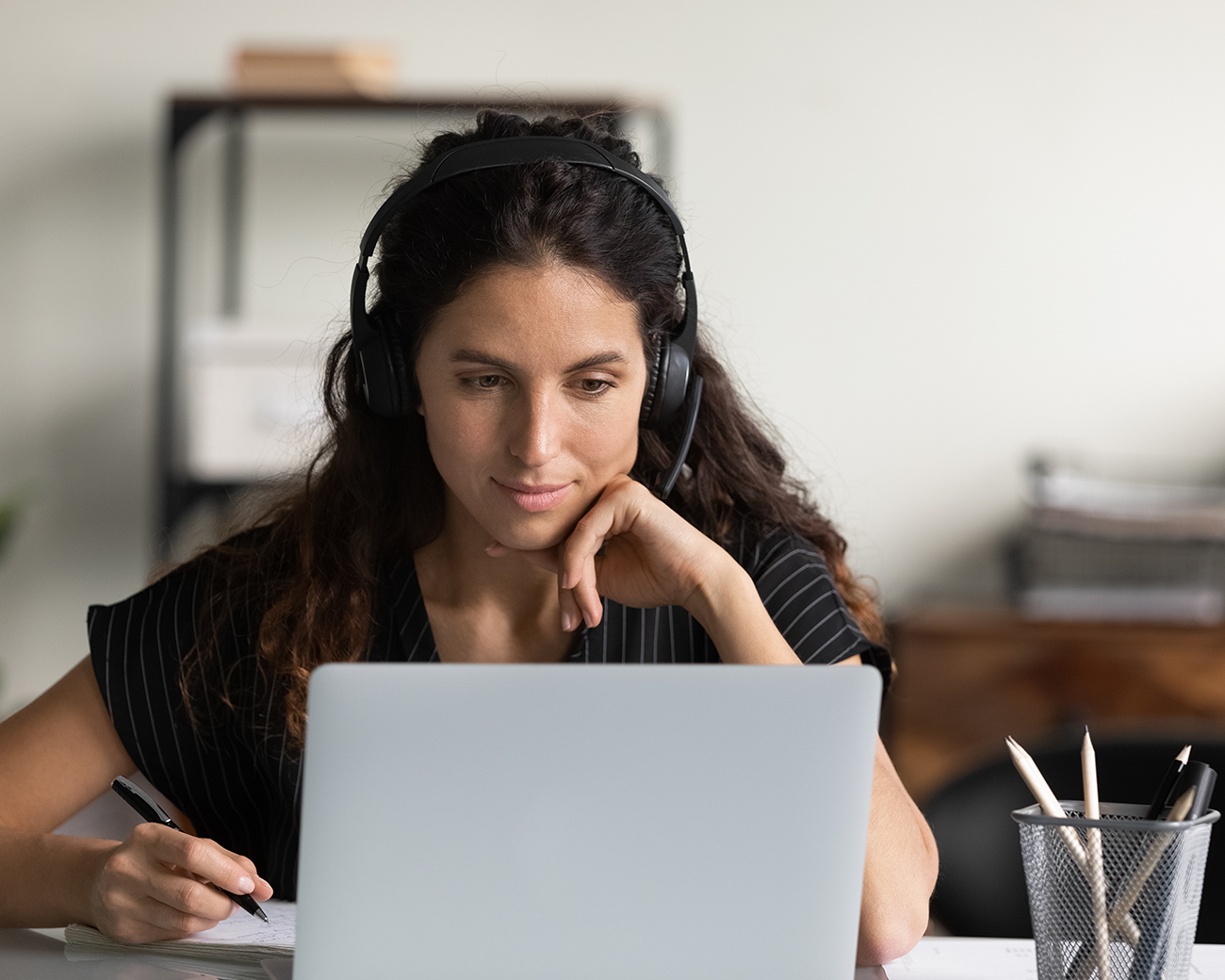 Vrouw studeert online achter bureau