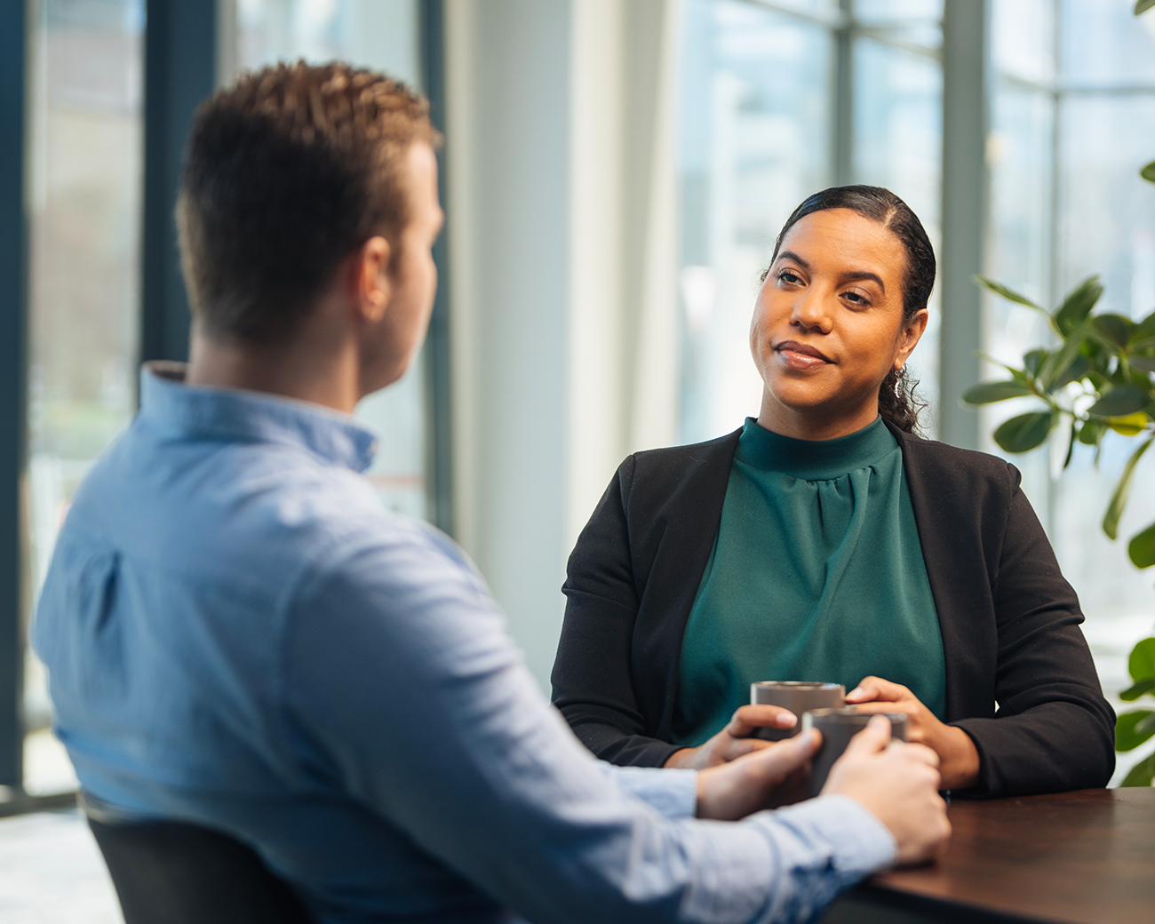 Persoonlijk studieconsult tussen een man en een vrouw