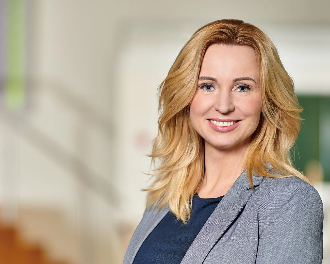 Blonde jonge zakenvrouw