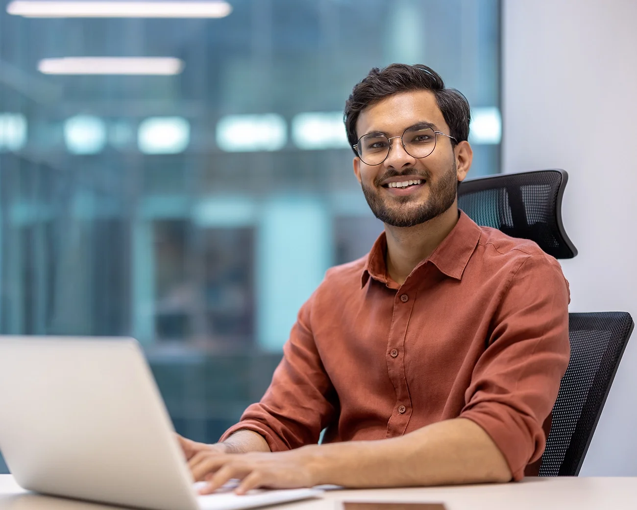 Jonge man achter laptop