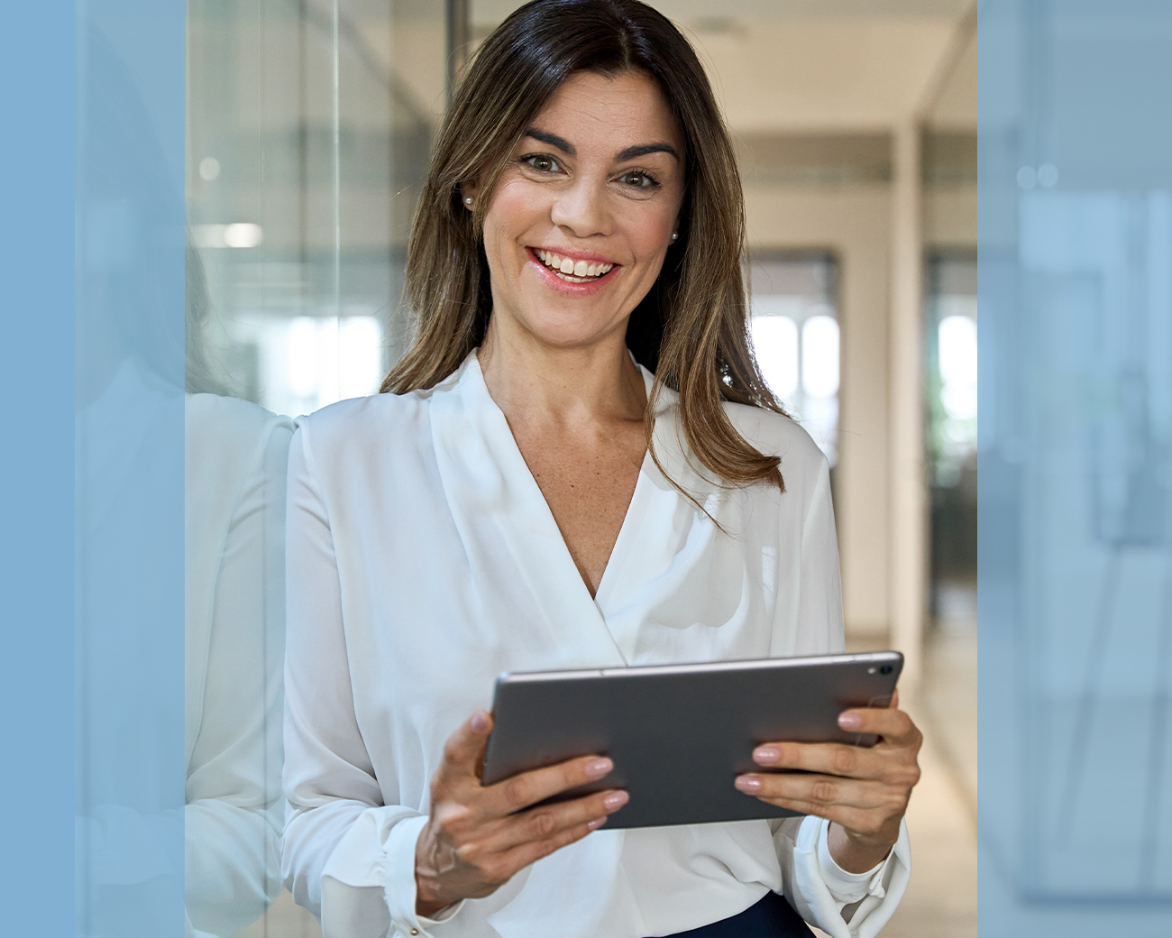 Supportprofessional in een kantooromgeving met IPad