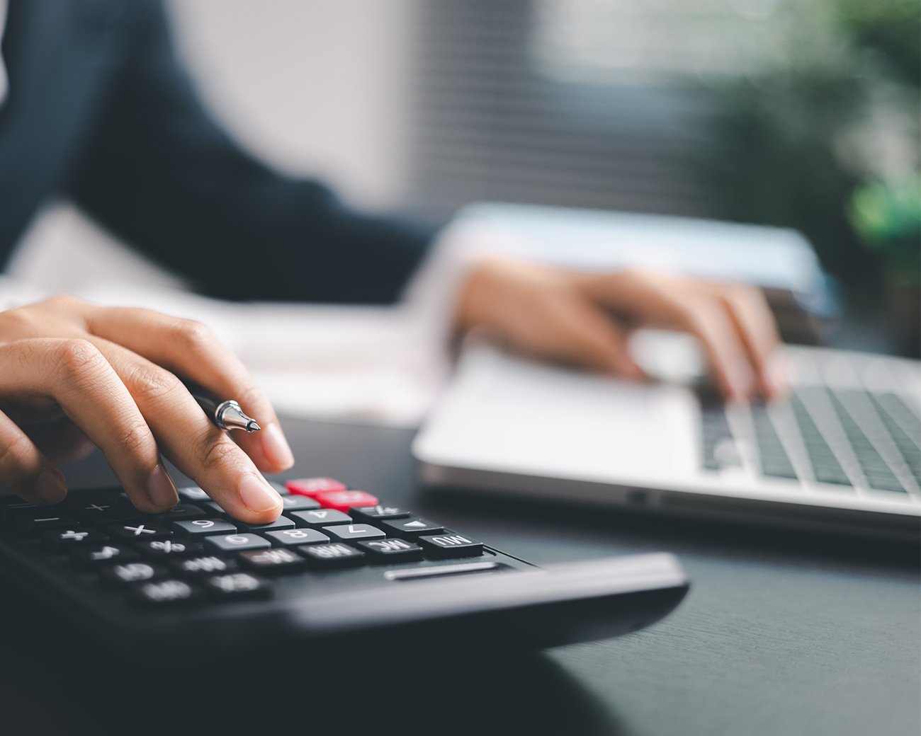 rekenmachine en laptop