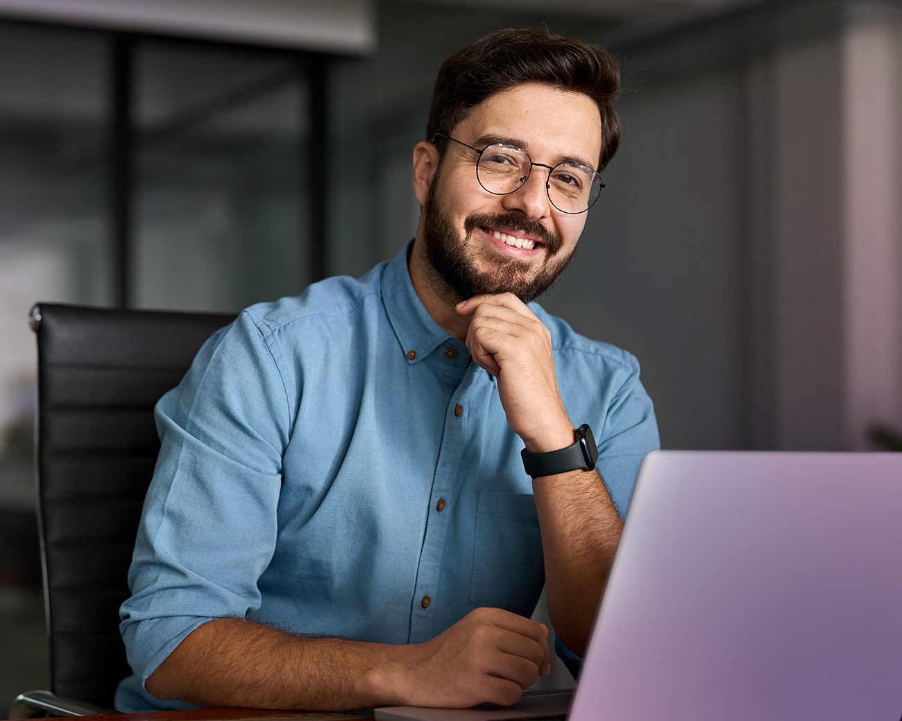 IT-professional in kantooromgeving werkt met Excel