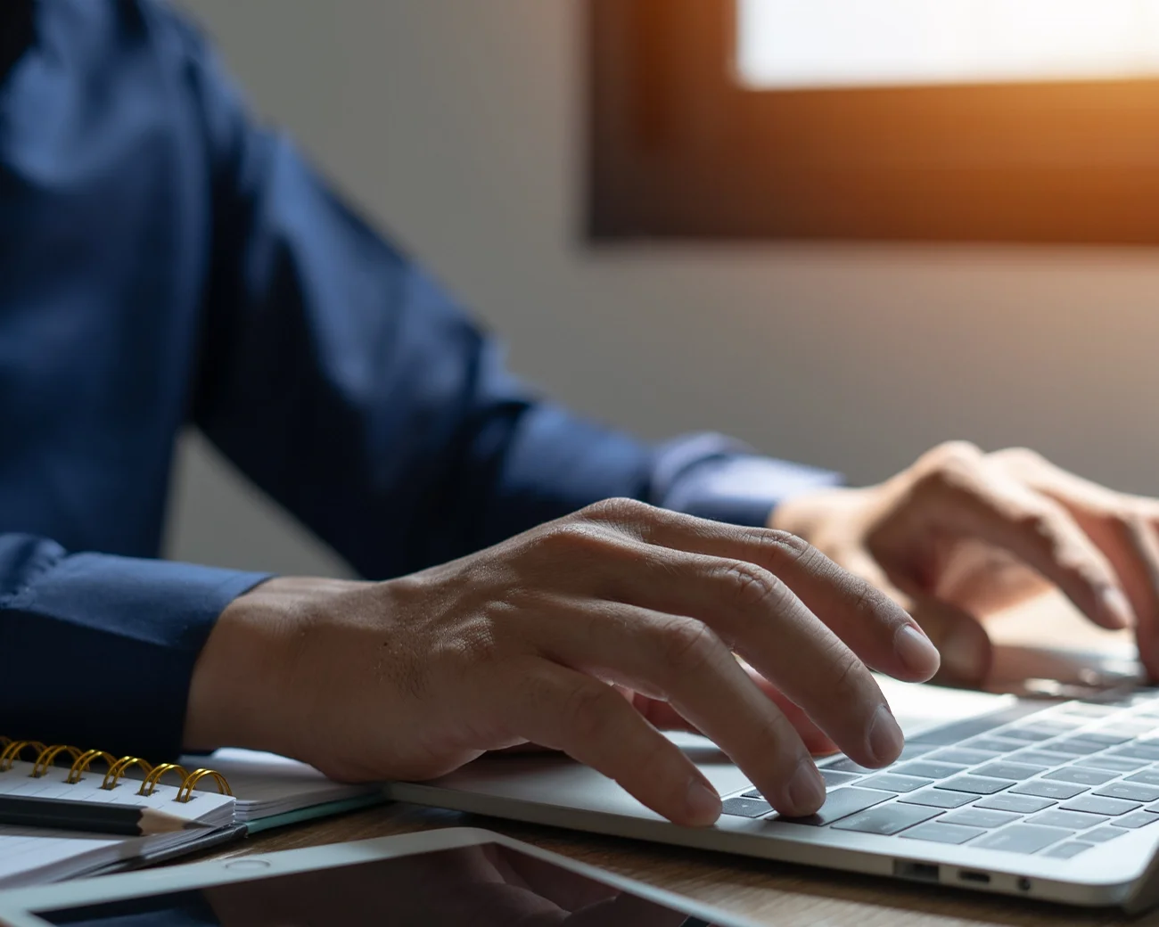 Handen typen op laptop