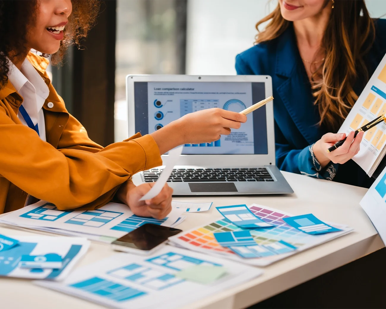 Twee vrouwen bespreken ideeën en analyses