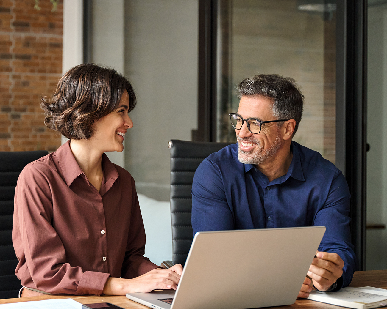 mannelijke en vrouwelijke collega's in overleg