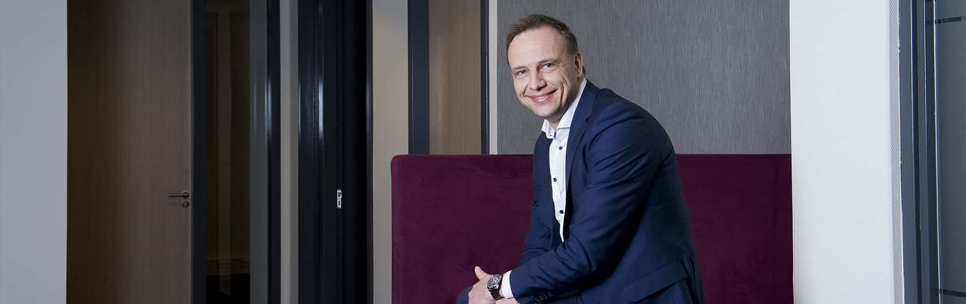 Niels Woudstra in kantoorsetting