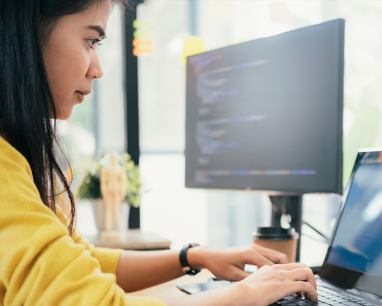 Software developer werkt achter een computer