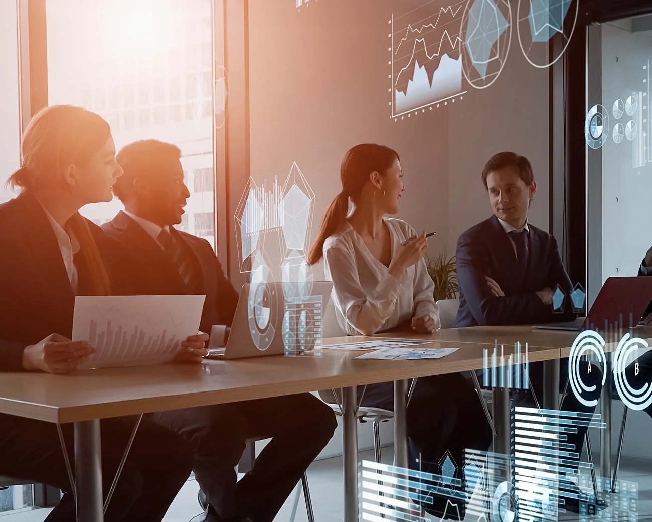 Groep mensen in overleg op kantoor