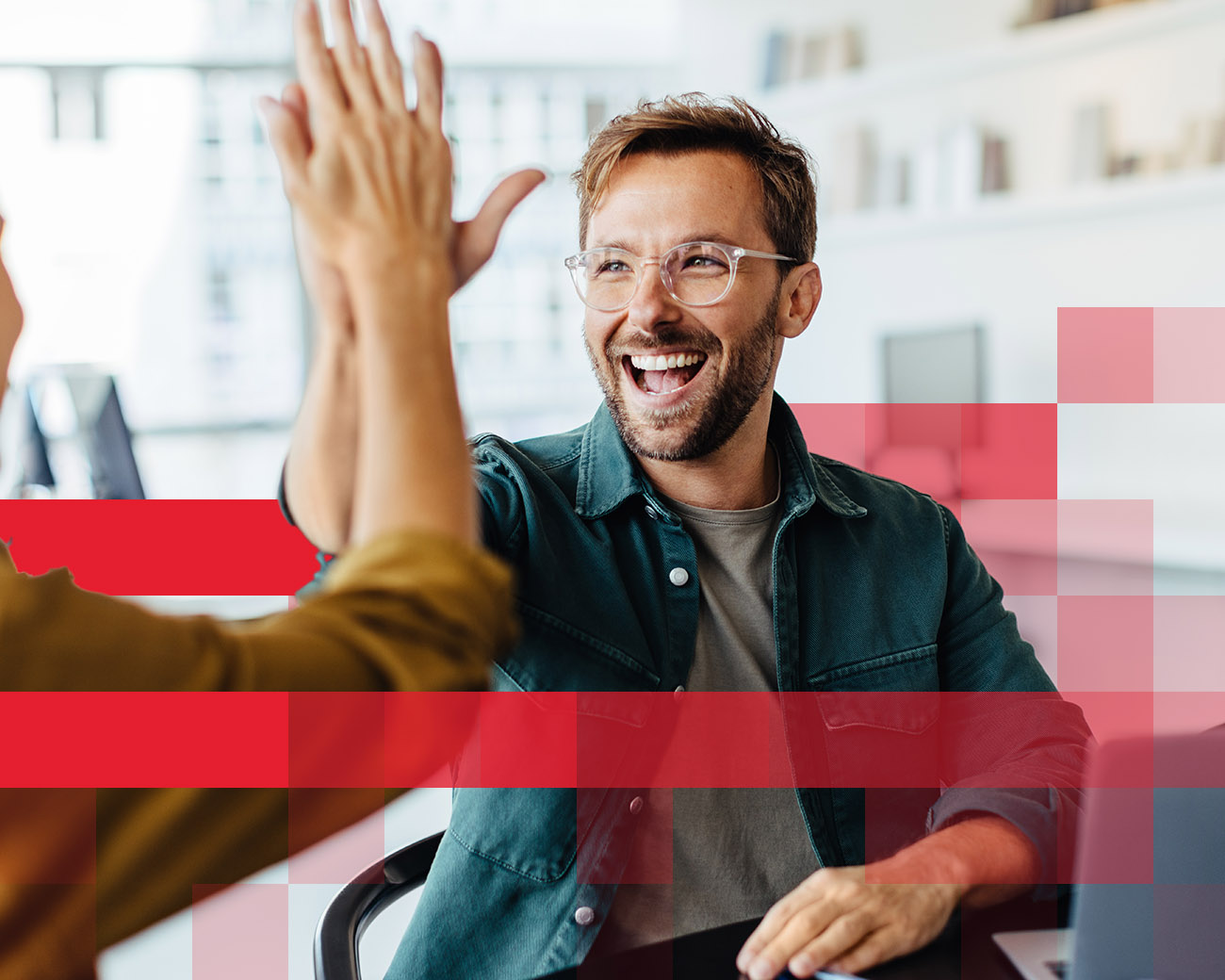 2 collega's geven elkaar een high five