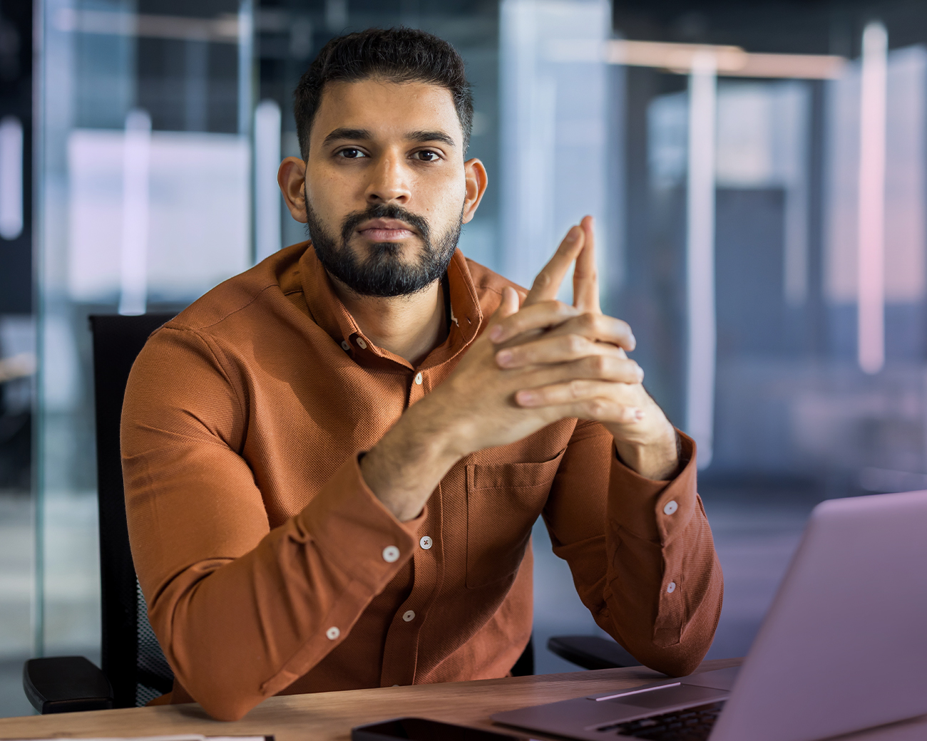 Professional in kantooromgeving zit achter laptop
