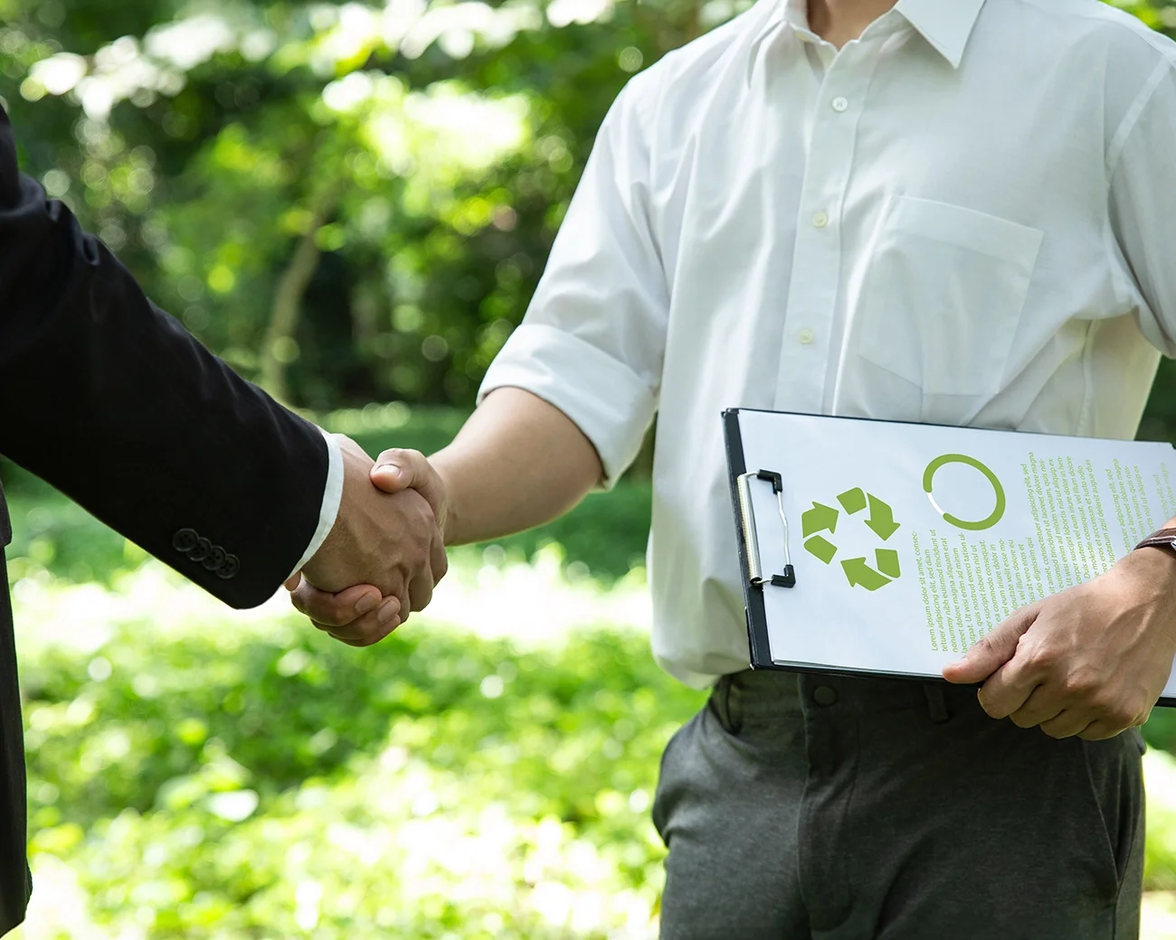 Personen geven elkaar een hand