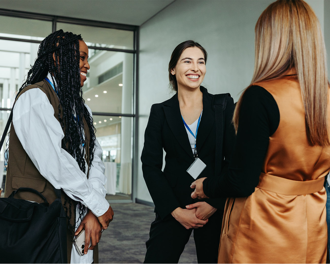 Vrouwelijke collega's met elkaar in gesprek