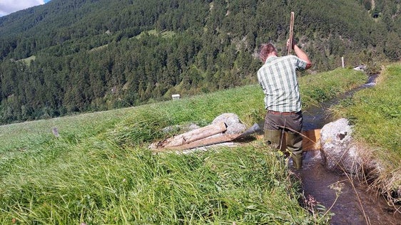 Waaler al lavoro. (Foto: Heimatpflegeverband Südtirol)