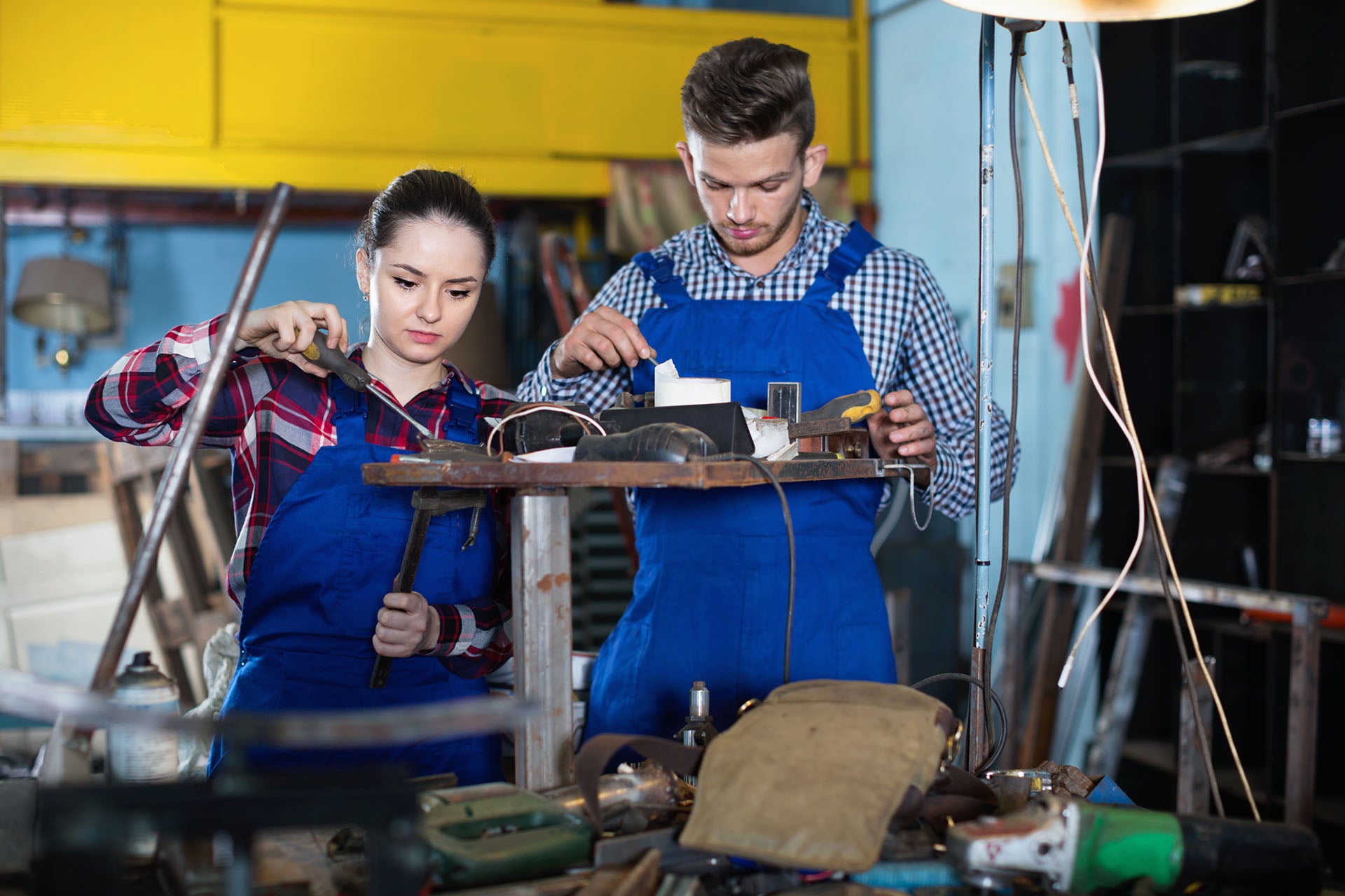 L'immagine mostra due giovani in una scuola professionale.