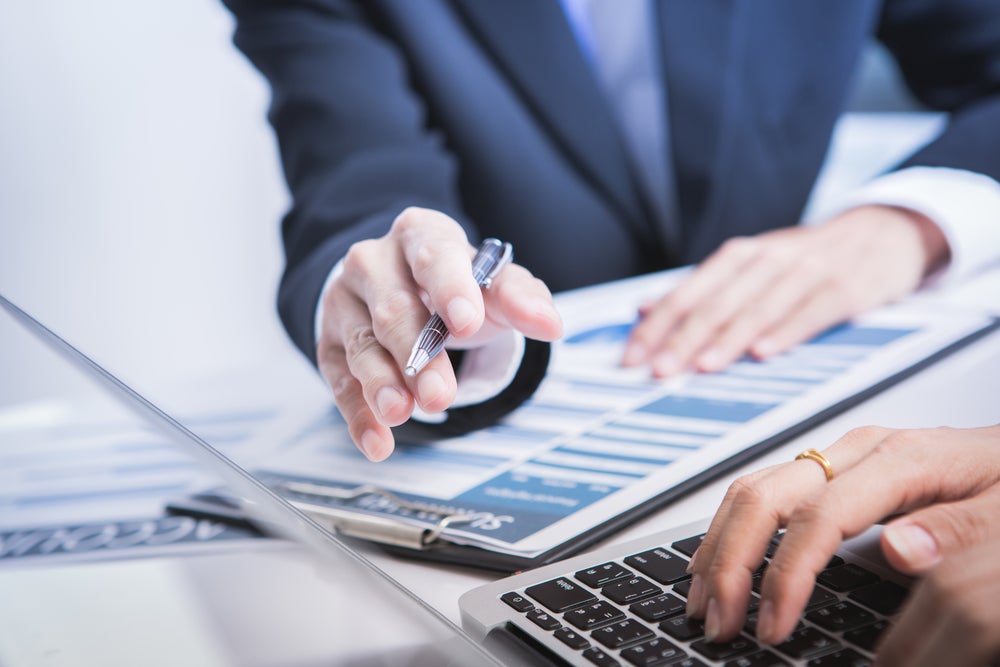 L'immagine mostra una persona che lavora al computer.