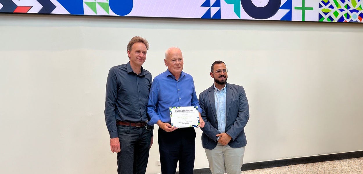 Fotoportet van de winnaars van de Open Science Award: ACTA-onderzoekers Julien Issa, Gerard Sanderink en Erwin Berkhout (voor dit beeld is gebruikgemaakt van AI).
