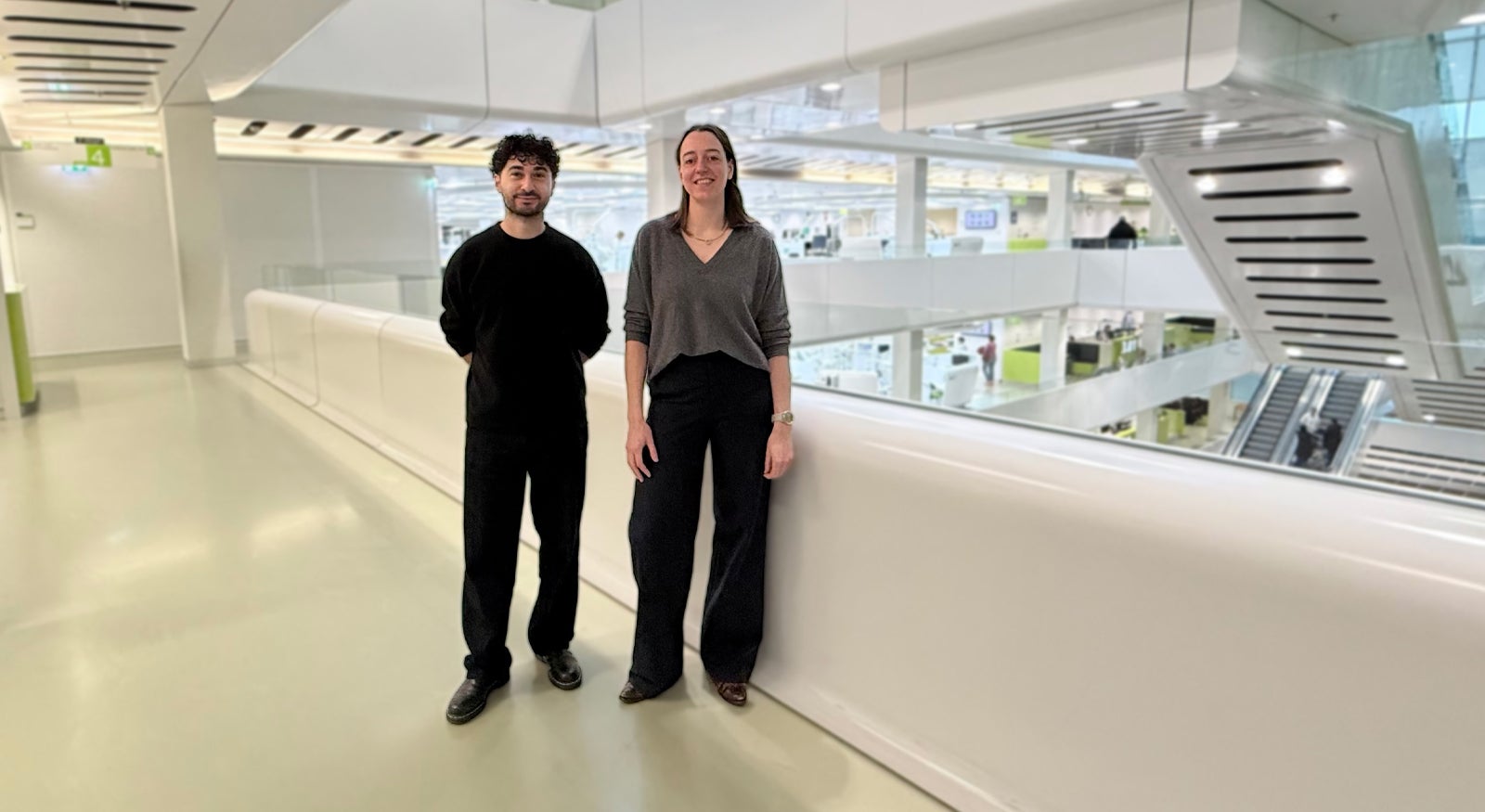 Links op de foto Burak Ünal en rechts op de foto Nicoline van der Kaaij. 