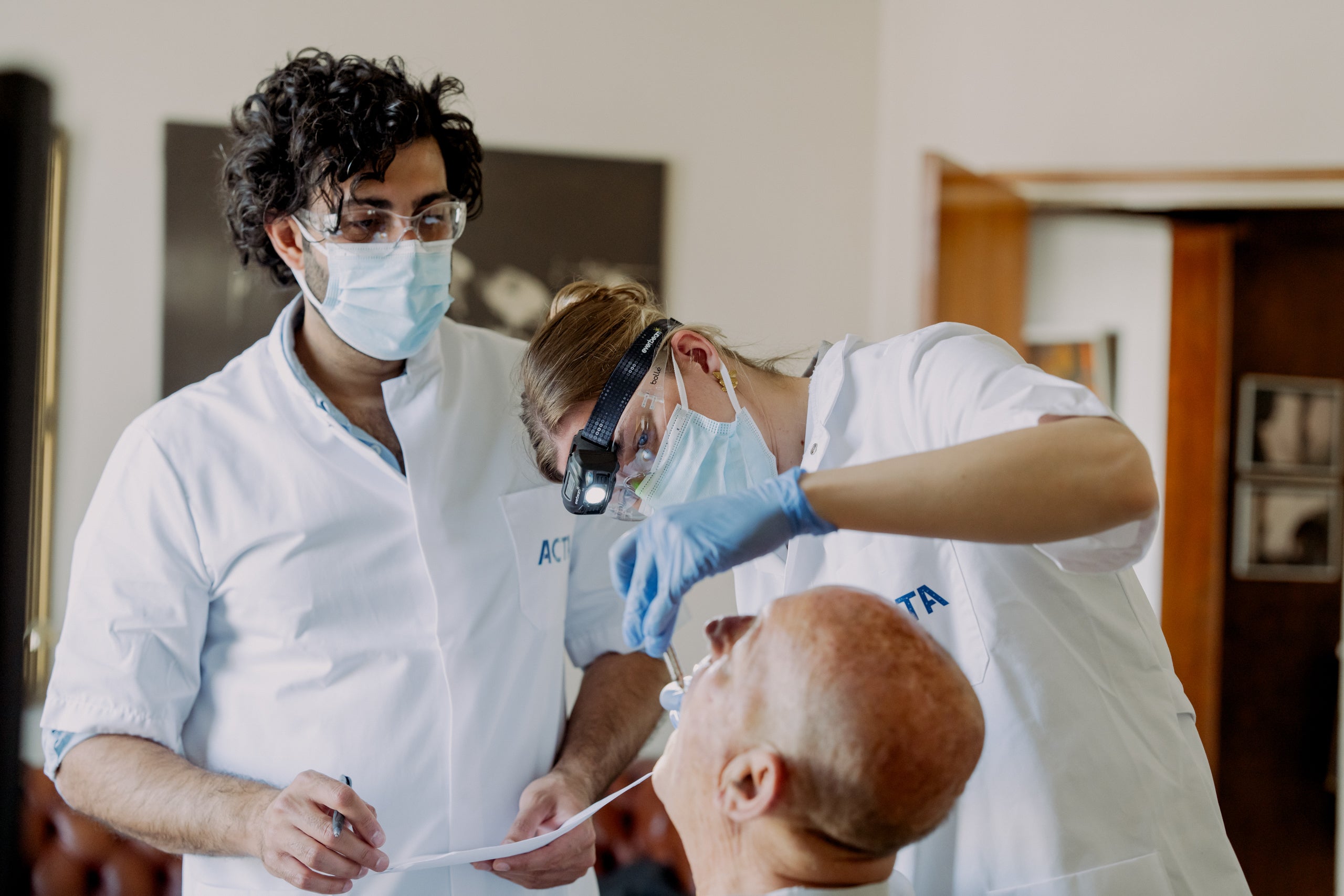 Studenten behandelen oudere patiënt