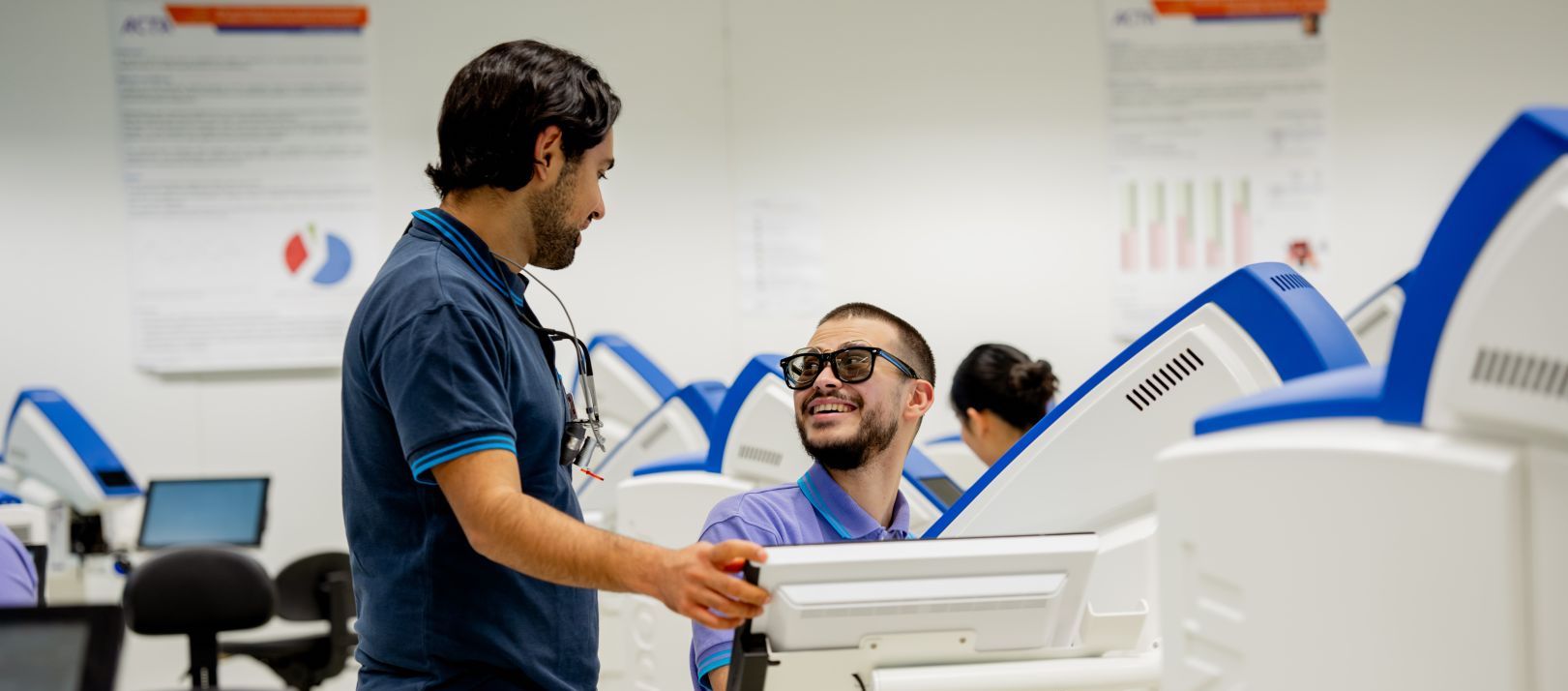 Student en docent oefenen op simulatiepop tijdens klinische training bij ACTA