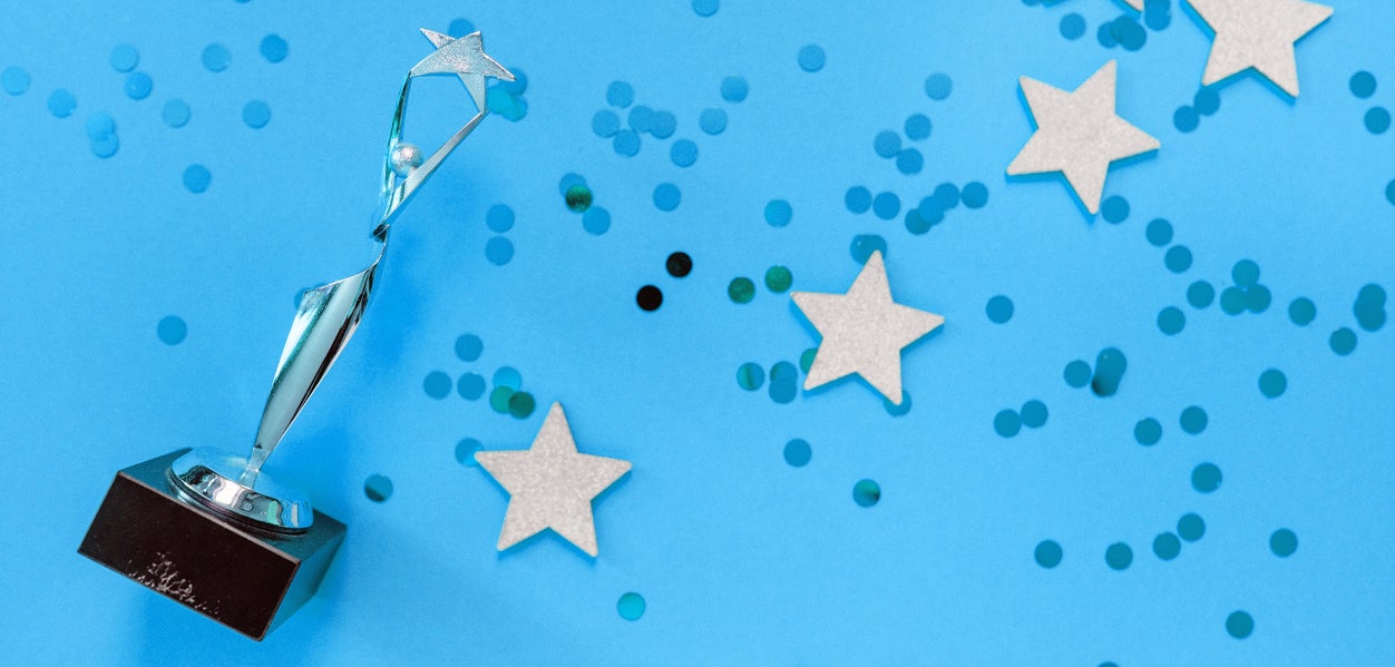 Prijs tegen blauwe achtergrond met sterren