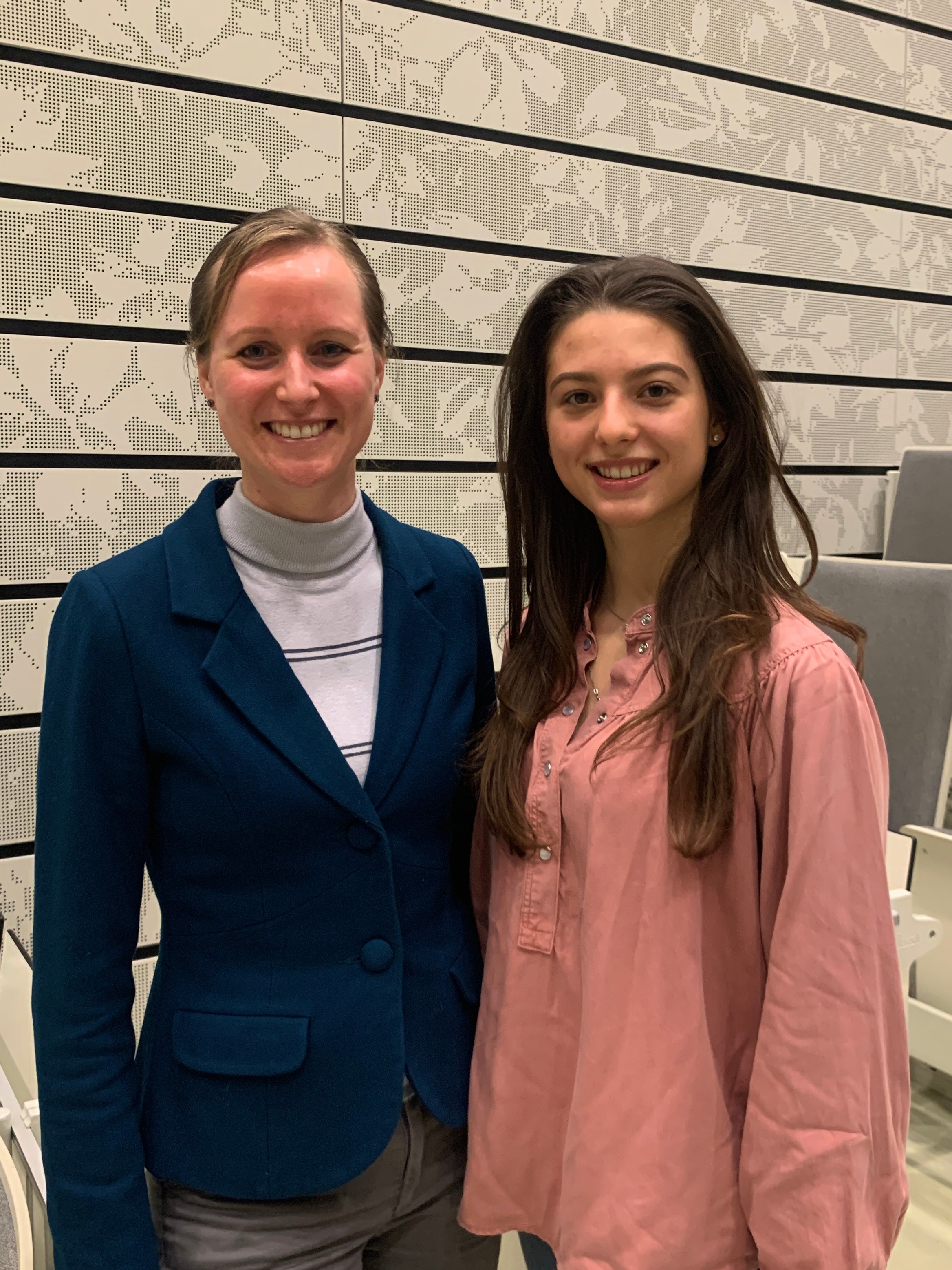 Docent en student in collegezaal van ACTA