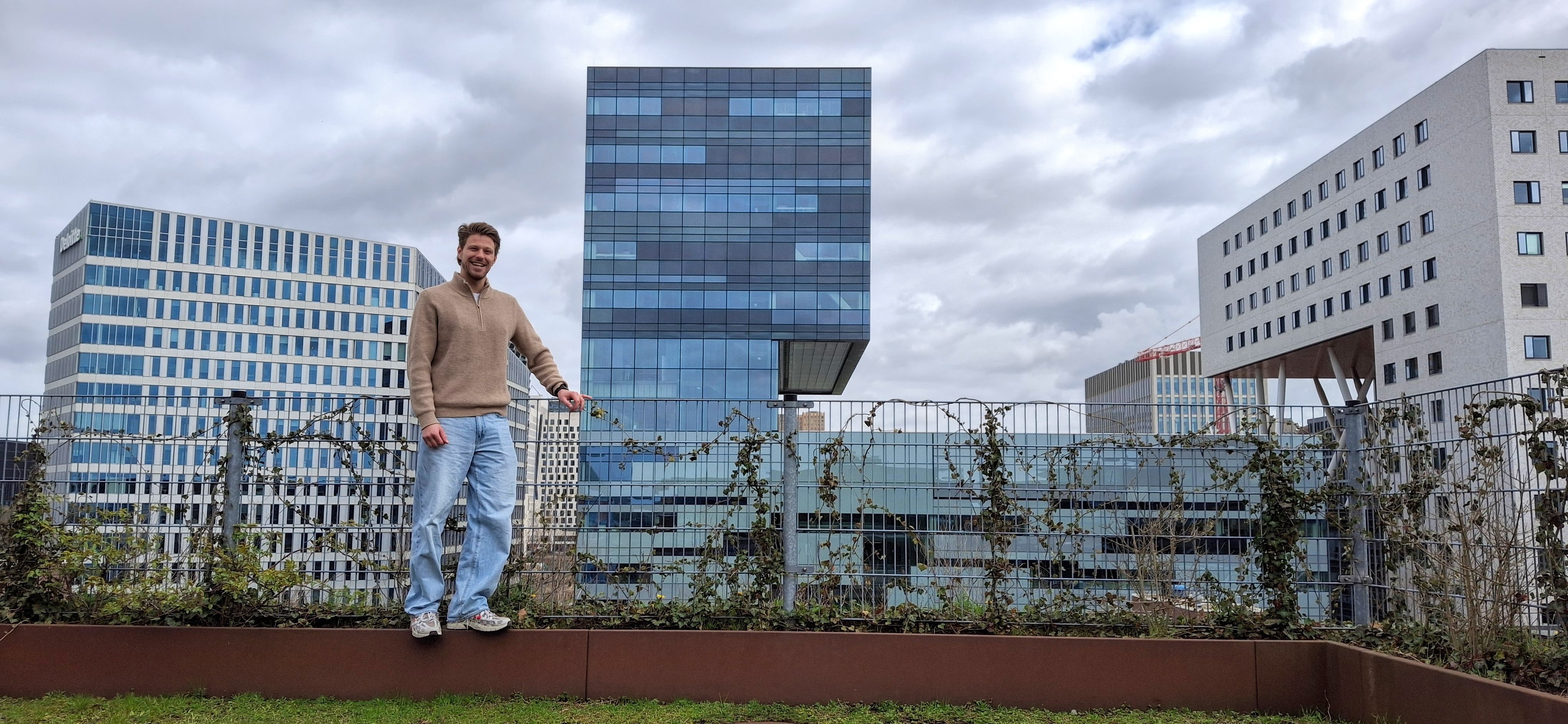 Ruben Hettema bekijkt ACTA vanaf het VUmc-dakterras (beeld is nabewerkt)