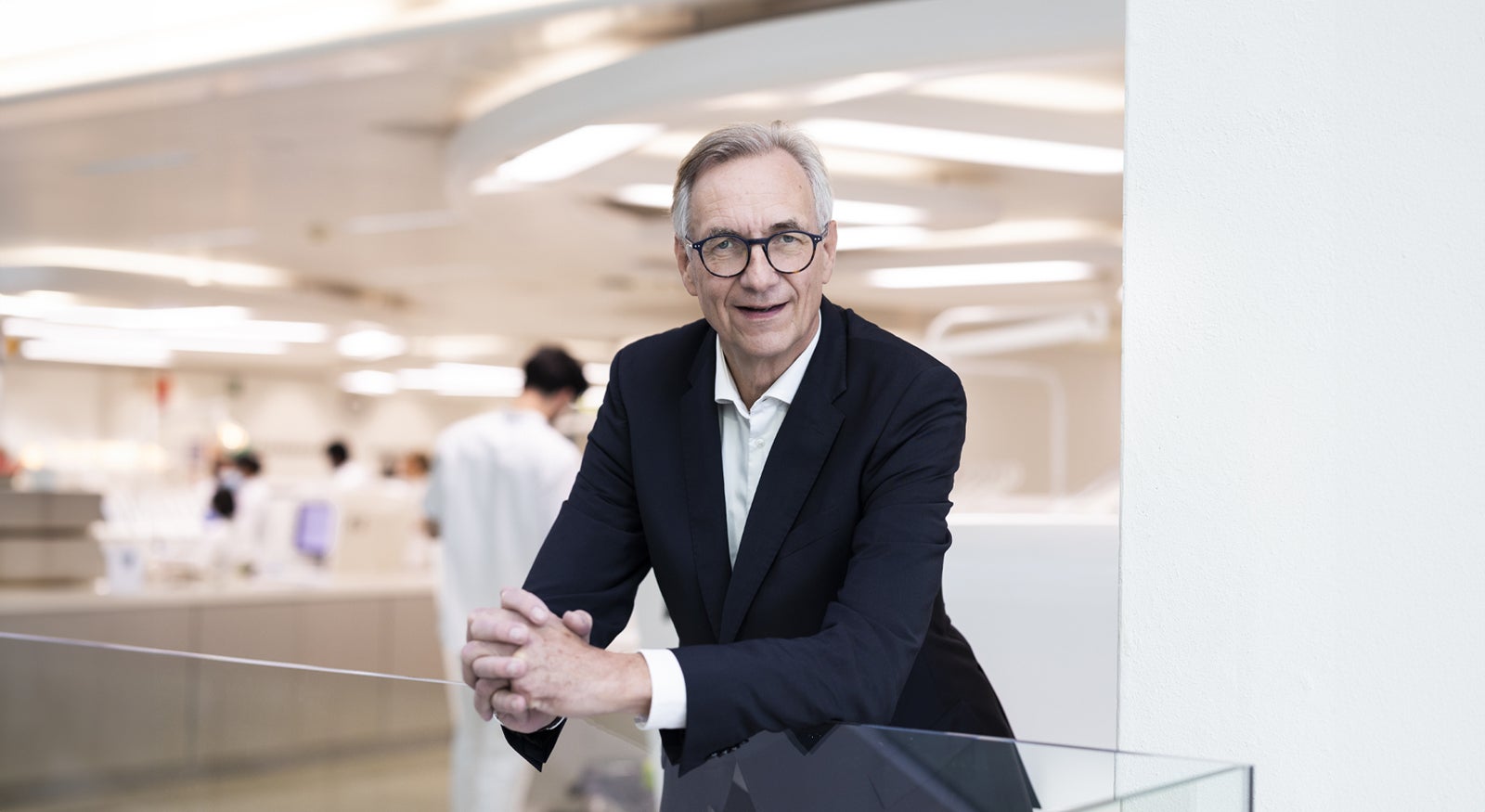 Fedde Scheele bij balustrade. 