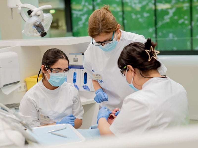 Student voert behandeling uit in de klinische behandelruimte van ACTA