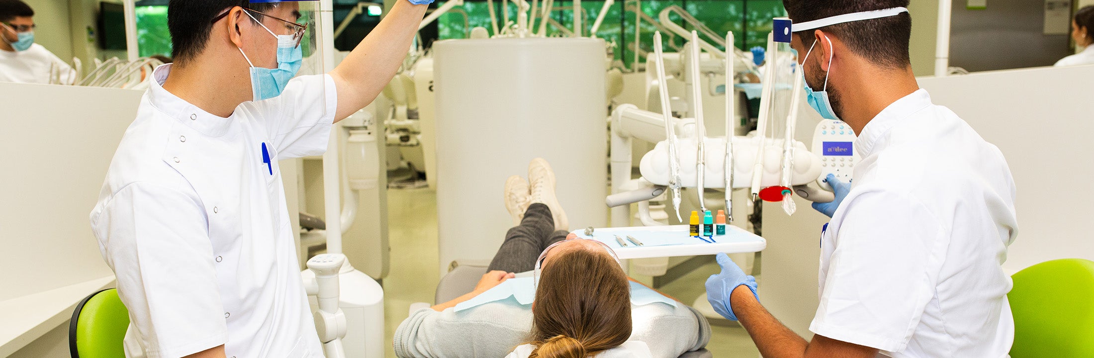 Studenten helpen een patiënt op ACTA (Wiebrig Krakau)