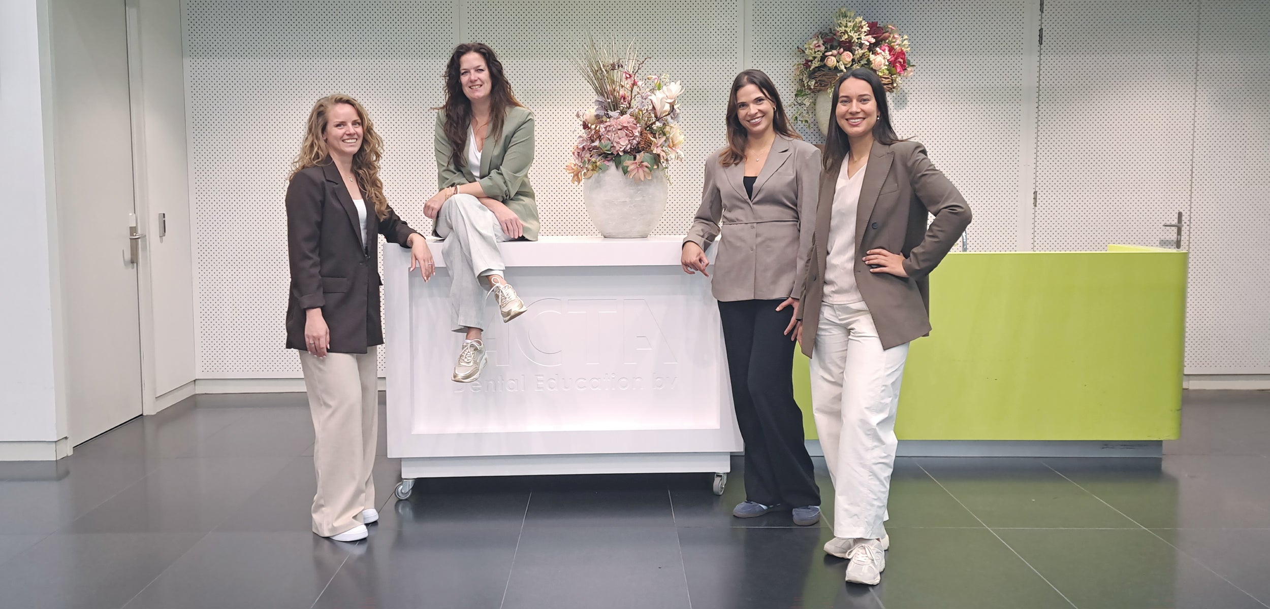 Van links naar rechts op de foto: Liz Lenssen, Karin Steenhart, Zillah Abreu de Lima, Vera Dietz. Nabewerkt met hulp van AI.