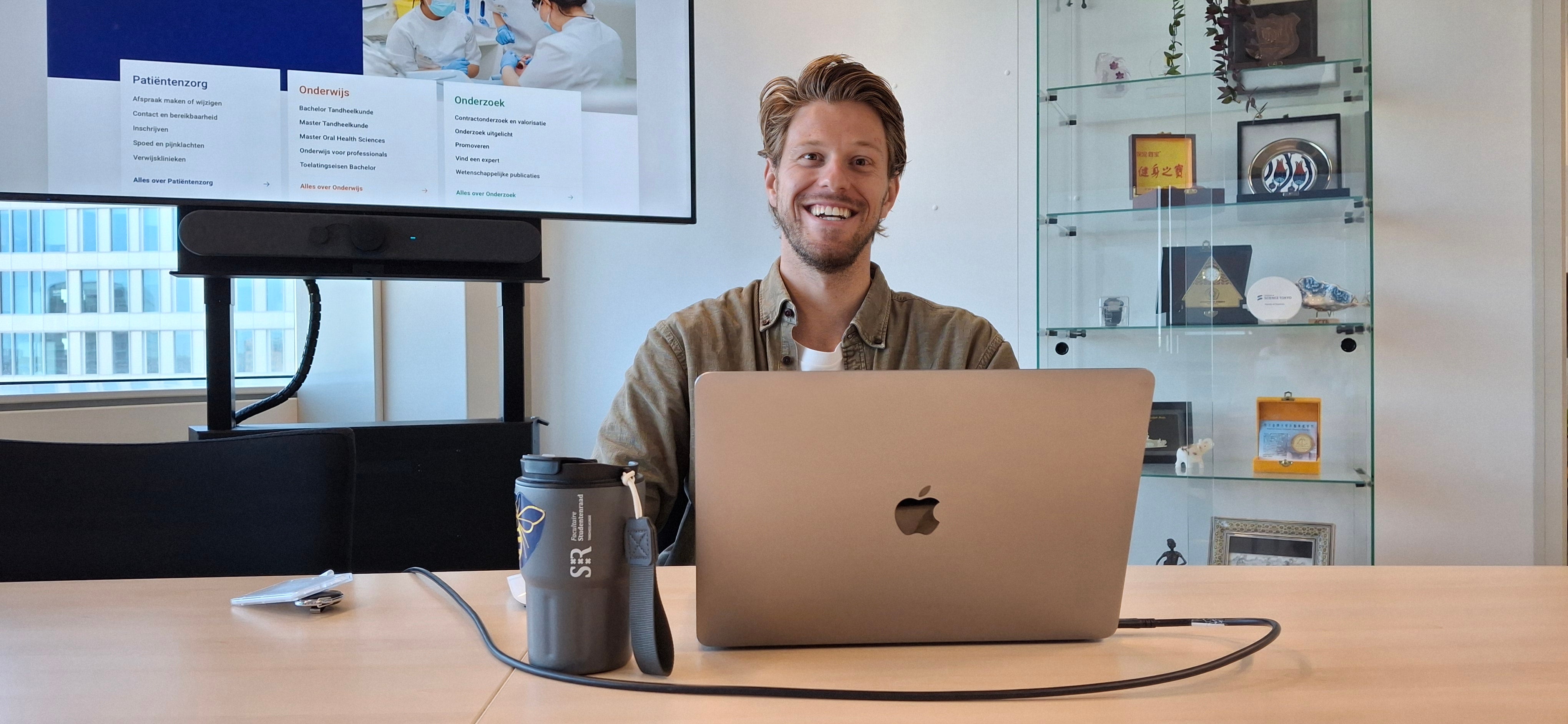 Ruben aan de bestuurstafel aan het werk