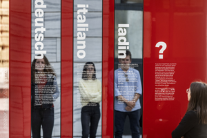 Foto von der Ausstellung zur Autonomie auf dem Silvius-Magnago-Platz in Bozen.