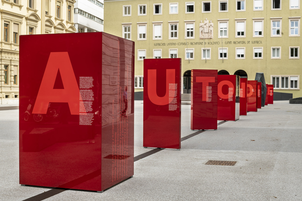 Istallazione artistica per i cinquantanni dell'autonomia