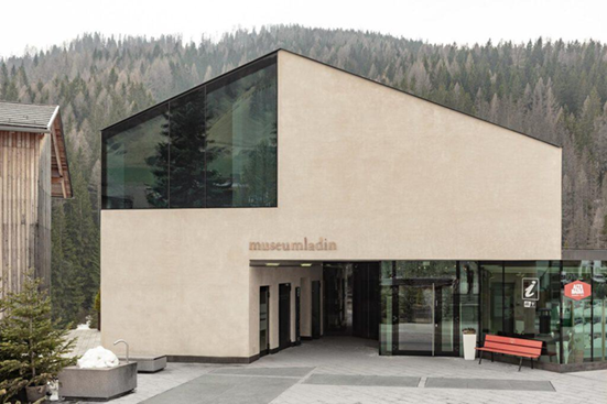 Das Gebäude vom Museum Ursus ladinicus in St. Kassian.