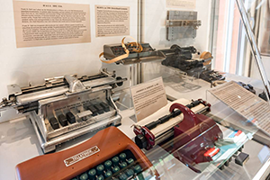 Verschiedene Schreib·maschinen aus der Ausstellung im Museum.
