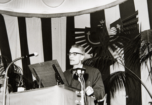 Ein Foto von Silvius Magnago bei einer Rede.