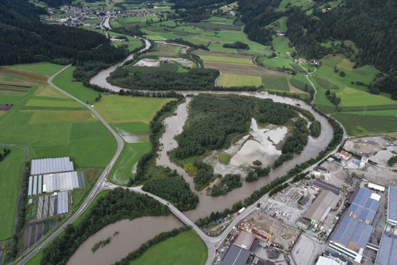 Interventi di riqualificazione fluviale sul torrente Aurino: creazione di canali secondari e ripristino di aree umide.