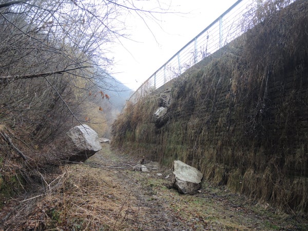 Einschlag eines Blocks mit einem Volumen von ca. 5 Kubikmetern in den Schutzdamm oberhalb des Radweges im Abschnitt Blumau - Kardaun und der Brennerstaatsstraße unmittelbar nördlich der A22-Ausfahrt Bozen Nord. Der Blockschlag ereignete sich am 8. März 2018 und zeigt, dass die Höhe der Dammskrone von 6,5 m durchaus gerechtfertigt ist.