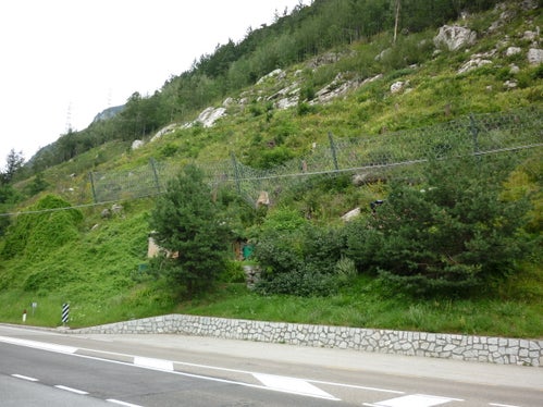 Steinschlagereignis, aufgehalten durch Steinschlagschutzzaun entlang der Brennerstaatsstraße bei Mittewald, Gemeinde Franzensfeste