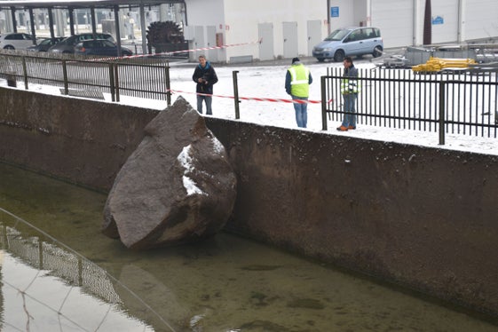 Blockschlag im Bereich des E-Werkes Naturns und der Seilbahn Unterstell im Dezember 2016. Der Block misst um die 8 m3!