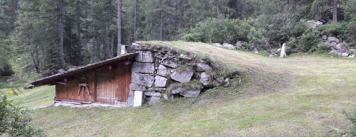 Opera di protezione volta alla riduzione della vulnerabilità dell'edificio in caso di valanga.