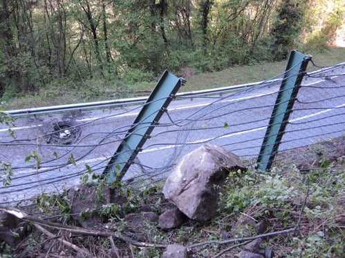 Stein- und Blockschlagereignis entlang der Straße von Waidbruck nach Kastelruth im April 2017. Man beachte den Einschlagkrater im Asphalt, den ein Sturzblock hinterlassen hat. Wenn man das Foto genau betrachtet, sieht man, dass der Block nach dem Einschlag im Asphalt über die Leitplanke gesprungen ist, ohne diese auch nur zu berühren! 