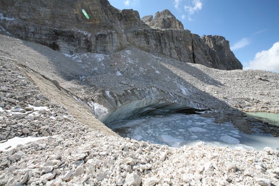 Il Lech dl Dragon (Lago del drago) sul rock glacier del Murfreit, massiccio del Sella.