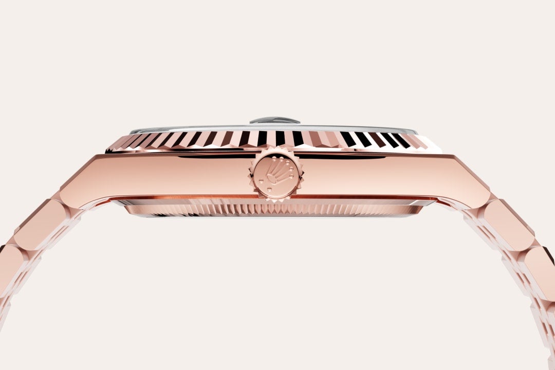 Rolex Land-Dweller 40 in Oyster, 40 mm, Everose-goud with a Hagelwit, honingraatmotief dial, Gekarteld bezel, and Flat Jubilee, vijfdelige massieve schakels bracelet