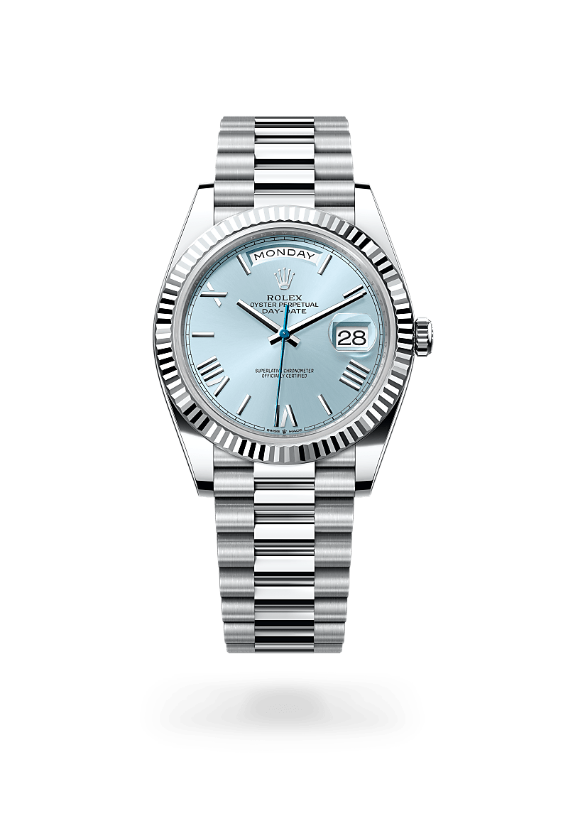 Rolex Day-Date 40 in Oyster, 40 mm, platina with a IJsblauw dial, Gekarteld bezel, and President, halfronde driedelige schakels bracelet