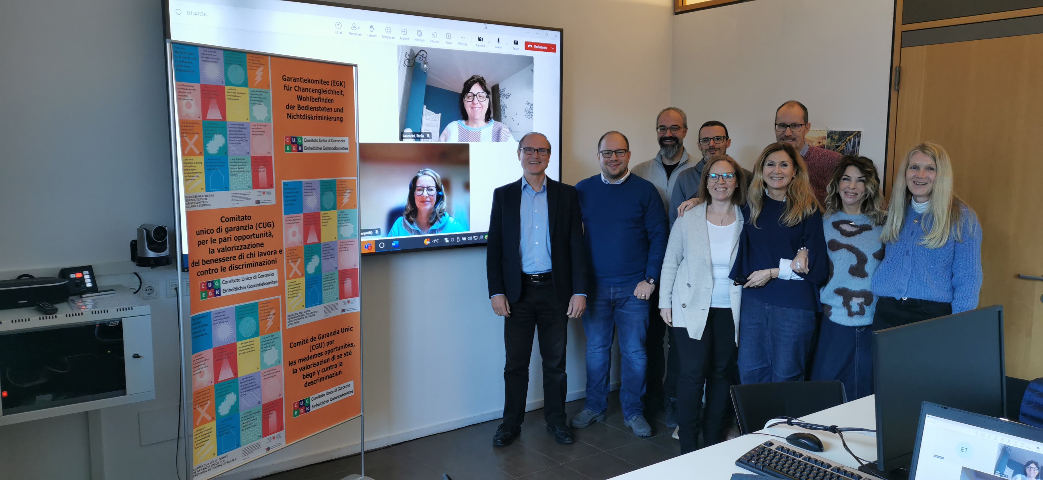 Comitato Unico di Garanzia 2021-2024:
Fila anteriore, sn/dx: Gerhard Mair, Peter Paone, Eleonora Benin, Valeria Trevisan, Raffaella Cerutti, Eva Trenkwalder.
Fila posteriore, sn/dx: Lukas Weissensteiner, Bruno Ferdigg, Christian Tecini.
Sullo schermo in alto: Stella Lazzarini (Consigliera di Fiducia), in basso: Silvia Seiwald.
(Non tutti i membri sono presenti.)