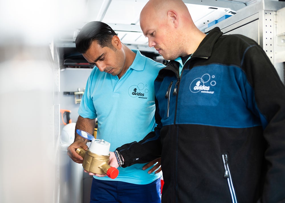 Twee monteurs met watermeter