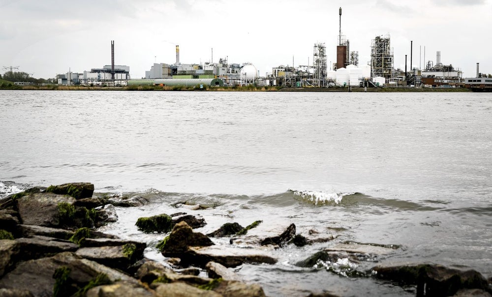 Industrie naast rivier