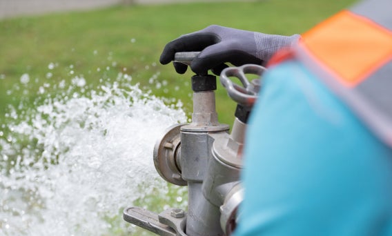 Monteur draait kraan om te spuien open